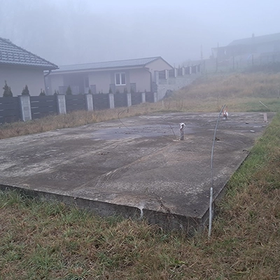 Základová deska nachystaná na demolici