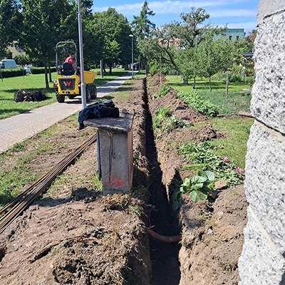 Výkop pro stavbu zdi