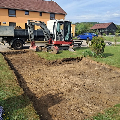 Výkop základů pro zámkovou dlažbu