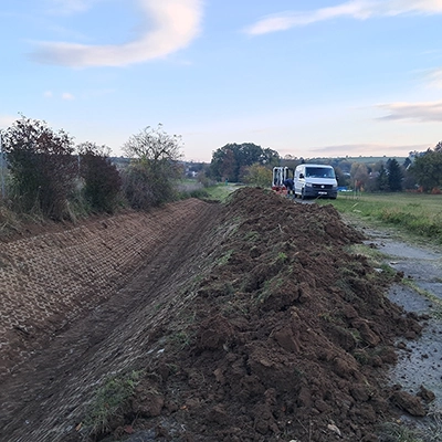 Hlína nachystaná na odvoz