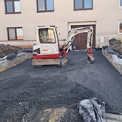 Chystání podkladu pod zámkovou dlažbu