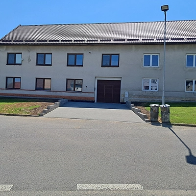 Hotový vjezd k rodinnému domu